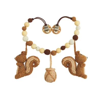 Gehäkelte Kinderwagenkette mit Eichhörnchen – Rückseite mit sichtbaren Metallclips.