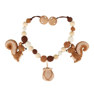 Gehäkelte Kinderwagenkette mit zwei Eichhörnchen und Nuss – Vorderansicht.