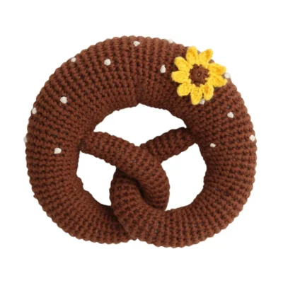 Gehäkelte Babyrassel Brezel mit Sonnenblume, Vorderansicht