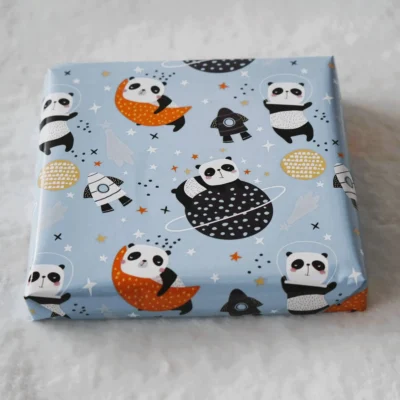 Babymobile verpackt als Geschenk in Geschenkpapier (Beispiel)