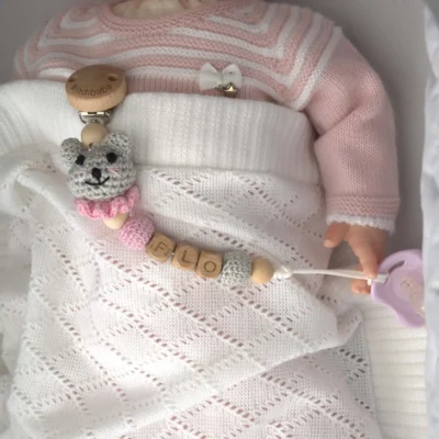 Personalisierte Schnullerkette mit Katze-Motiv und Namen Flo (Flatlay)